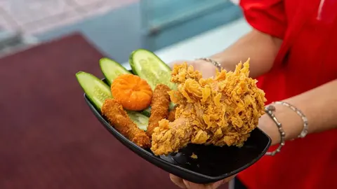 Một người ăn cũng được - Combo như hình tự tin rẻ nhất thị trường gà rán