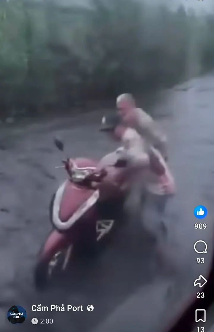 Các công nhân mùa mưa lũ này đi làm hết sức lưu ý nhé! Nhất là chị em phụ nữ tay lái yếu – ảnh 1