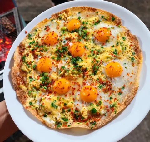 Bánh tráng nướng Đà Lạt nó cũng khác bọt thật đấy