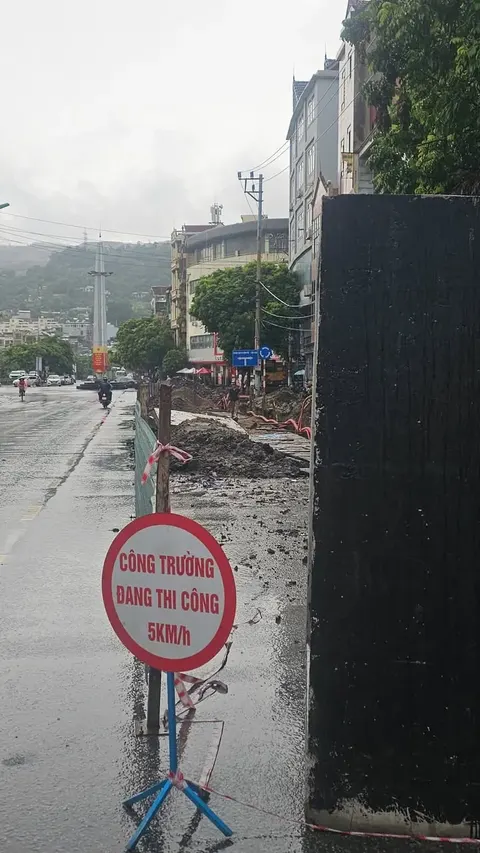 Toàn công trình lớn đang thi công, chờ vài bữa nữa anh chấp tất cả các loại mưa
