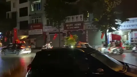 "Đủ ơi, bạn đi bão với tôi ko?"