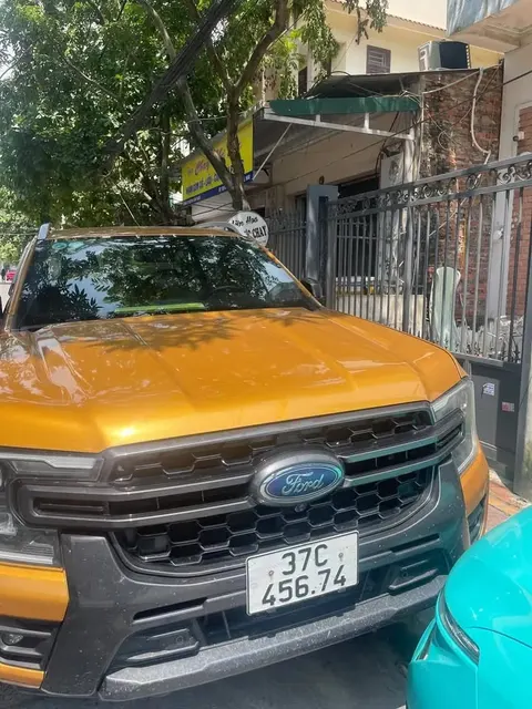 Bác nào hoăc người thân bác nào đỗ xe ngược chiều còn chắn hết cổng người ta này