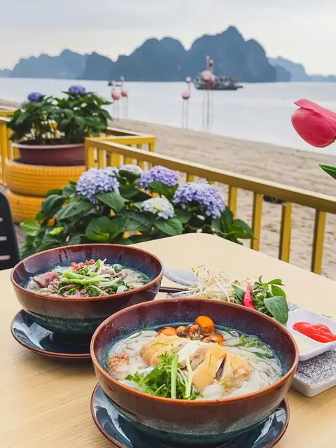 Khiếp - Ăn phở view biển thế này thì sướng hơn vua!